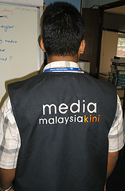 syukri mohamad malaysiakini videographer cameraman pj civic centre bersih arrest 111108 01