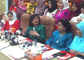 wanita umno exco meeting 101108 02