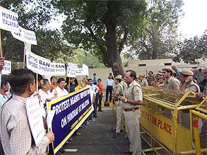 fhroi hindraf protest at malaysia embassy in new delhi india 141108 01