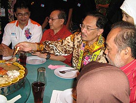 anwar ibrahim gabriel adit pkr event in sibu sarawak 171108 01