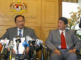 parliament anwar pc on motion rejected 241108 with william leong