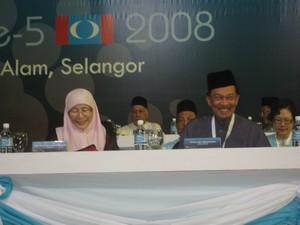pkr congress 291108 anwar and azizah.jpg