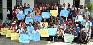 ulu niah iban protest outside of court complex 041208 02