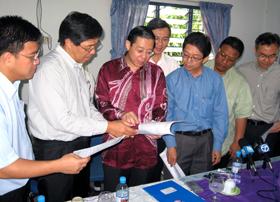 penang anti-landslide committee 081208 lim guan eng with geotechnical panel members