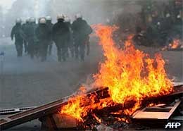 athen riots violence 111208 04