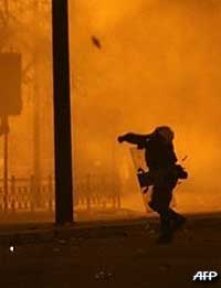 athen riots violence 111208 03