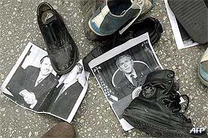muntazer al zaidi george w bush shoe thrown incident iraq 191208 01