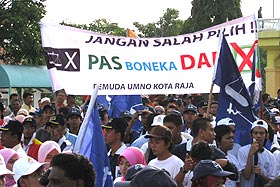 kuala terengganu by election nomination day 060109 bn banner