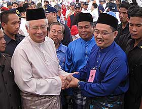 kuala terengganu by election nomination day 060109 bn leaders greet wan farid