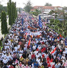 kuala terengganu by election nomination day 060109 bn marching crow2