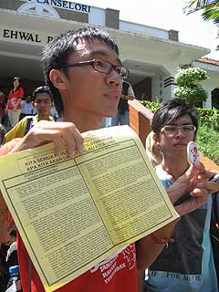 usm student protest 060109 flyers and badges