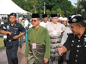 kuala terengganu by election 060109  entering nomination center