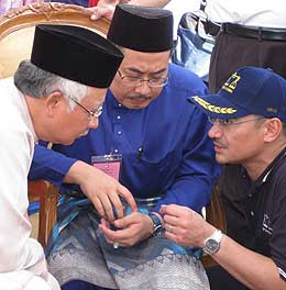 kuala terengganu by election nomination day 060109 wan farid discuss with najib and hishammuddin