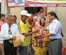 kt by election 070109 giving hamper