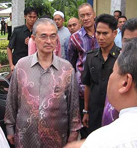 kuala terengganu by election 080109 abdullah discuss with others