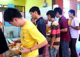 um pc food stall 080109 student lineup