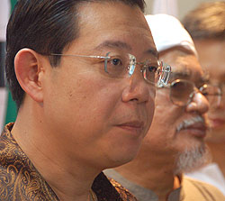 kuala terengganu by election 110109 guan eng hadi stern looking