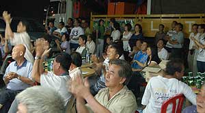 kuala terengganu by election dap dinner 110109 crowd clapping