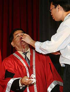 yap sin tian new era college punched in the nose by student 130109 04