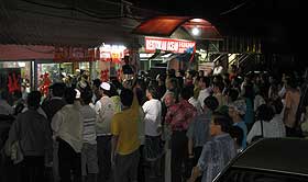 kuala terengganu by election dap dinner 140109 crowd outside 02