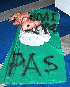 pig head carcass in universiti malaya um mosque surau 160109 09