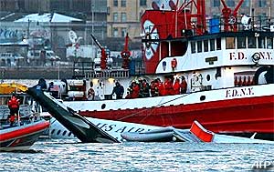 airplane crash land in hudson river new york america 160109 03