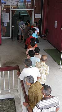 kuala terengganu by election voting day 170109 voters queue