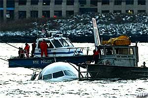 airplane crash land in hudson river new york america 160109 02
