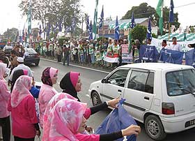 kuala terengganu by election voting day 170109 umno and pas supporters