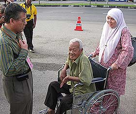 kuala terengganu by election voting day 170109 wahid greeting voter