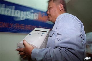 malaysiakini police raid 2003 220109 02