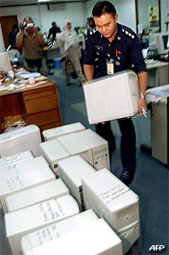 malaysiakini police raid 2003 220109 01