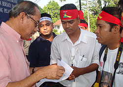 burmese groups protest unhcr 210109 memorandum