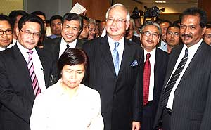 najib pc on bn takeover of perak state with 4 aduns 050209 02