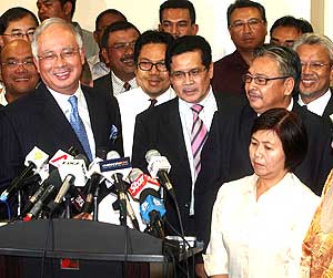 najib pc on bn takeover of perak state with 4 aduns 050209 04