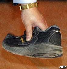 chinese president thrown with shoe in british visit 030209 02