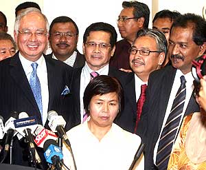 najib pc on bn takeover of perak state with 4 aduns 050209 03