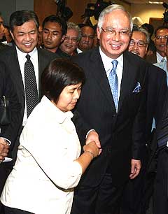 najib pc on bn takeover of perak state with 4 aduns 050209 06