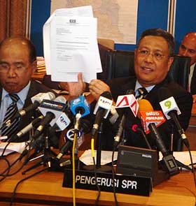 ec announces no by election will be held in perak 030209 spr chairman 01