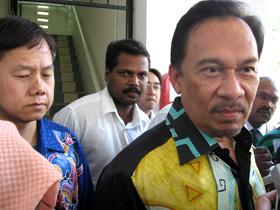 anwar respond to perak pkr defection 010209 01