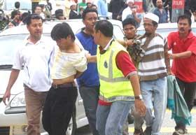 perak bn takeover protest mosque tear gas attack incident kuala kangsar rally 060209 30