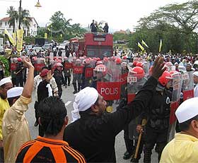 perak bn takeover protest mosque tear gas attack incident kuala kangsar rally 060209 11