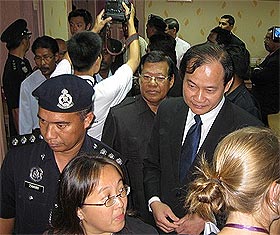 nizar jamaluddin perak mb office lock out bn takeover 060209 12
