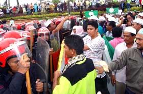 perak bn takeover protest mosque tear gas attack incident kuala kangsar rally 060209 25