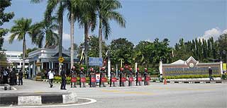 fru police and anti nizar karpal banner in perak 080209 01