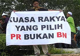 perak bn takeover protest mosque tear gas attack incident kuala kangsar rally 060209 01