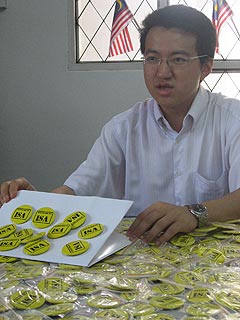 anti isa badges liew chin tong pc 130209 01