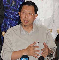 nizar jamaluddin and perak mb residence and official car pc 120209 08