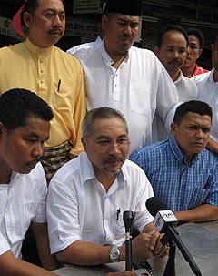 umno youth demo against karpal singh penang 130209 09