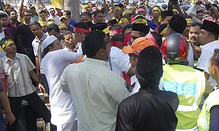 umno youth demo against karpal singh penang 130209 05